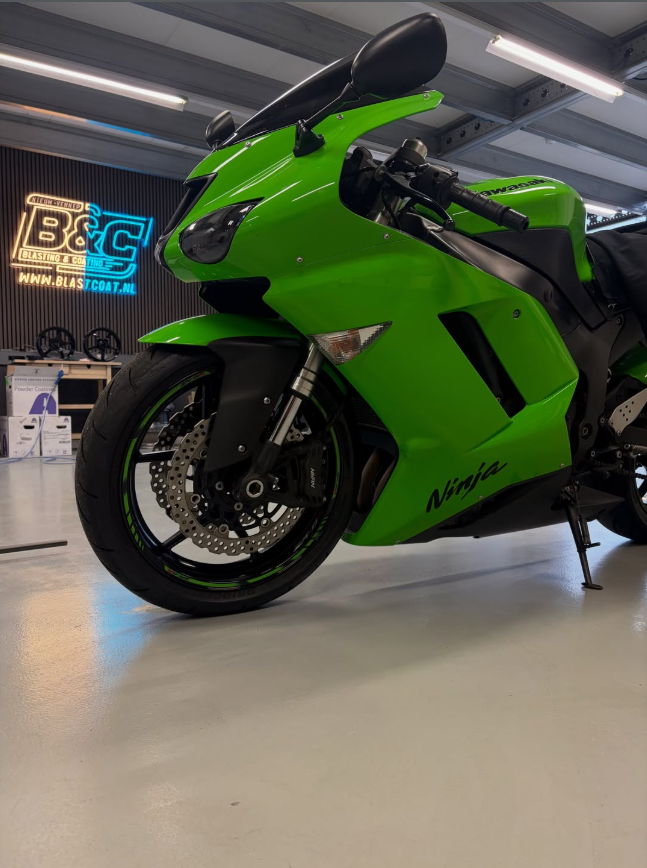 Groene motor in de werkplaats van Blasting & Coating