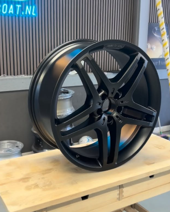 Donker afgewerkte velg bij Blasting & Coating